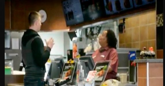 Han ser den hemlösa gå tomhänt från McDonalds – då går han in och gör en CHOCKERANDE beställning!