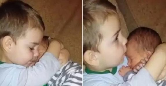 3-åringen vägrar att släppa taget om sin lillebror. Videon smälter nu hjärtan över hela världen!
