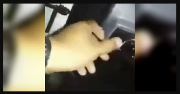 Polisen gör ett rutintrafikstopp … och upptäcker en kidnappad kvinna i bagageluckan!
