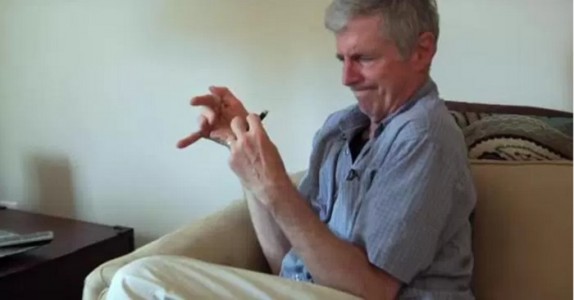 Larry har kämpat med Parkinsons sjukdom och skakningar i 20 år. Men se hur han får det att sluta!