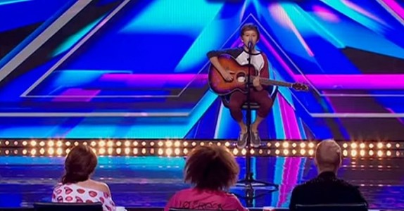 Han lärde sig spela gitarr på Internet: Domarna blev chockada av hans talang!