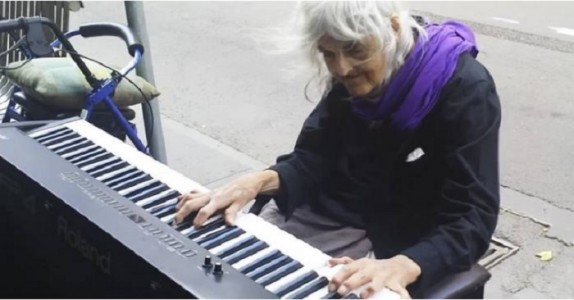 80-åriga Natalie ser ett piano. Sekunder senare chockar hon ALLA!! WOW!